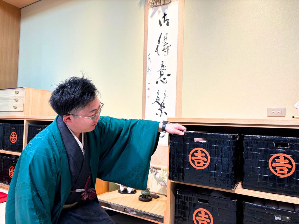 説明してくれている4代目