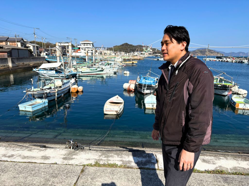 話しながら港を歩く村上さん