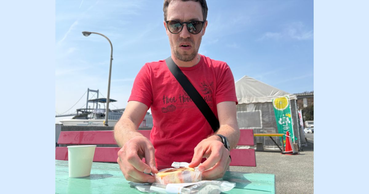 伊予柑ケーキに挑戦する外国人　アイキャッチ画像