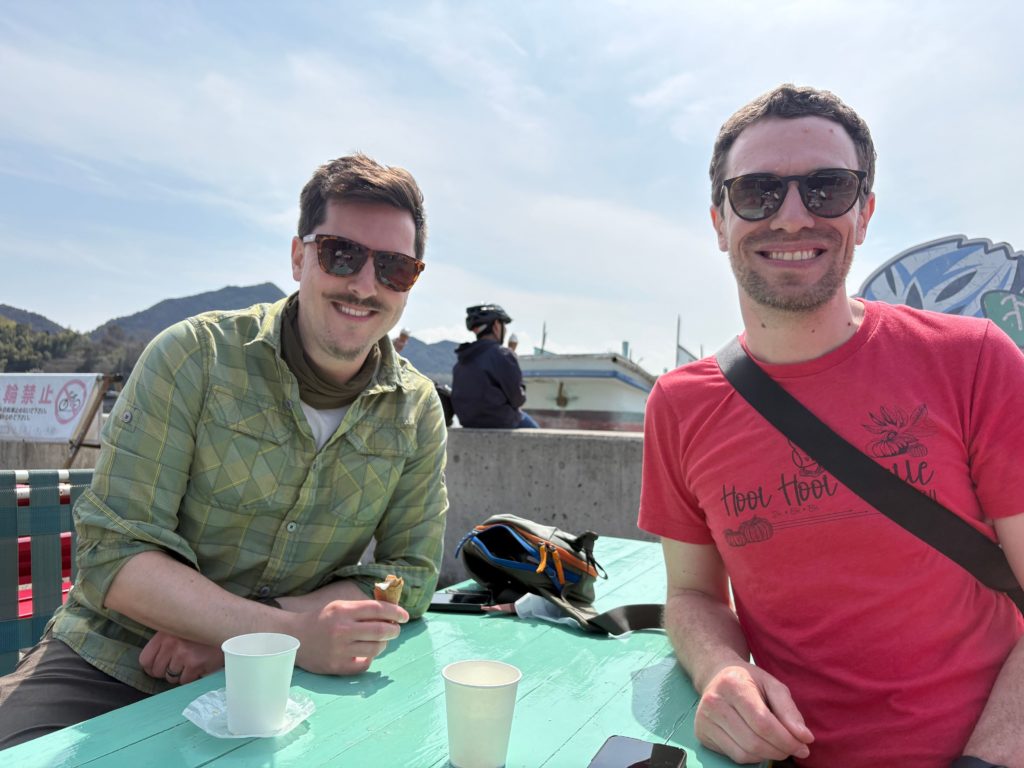 取材に協力してくれる外国人男性2名