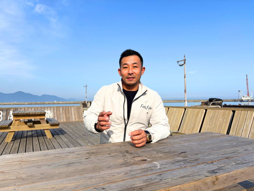 座りながら話す大野さん