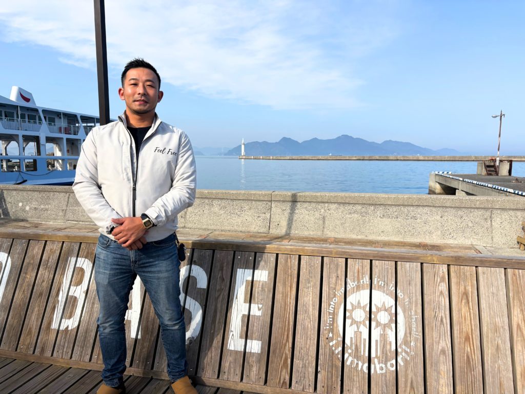 瀬戸内海を背景にする大野さん