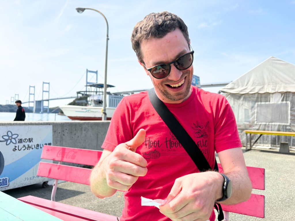 伊予柑ケーキを食べた後にグッドと話す外国人