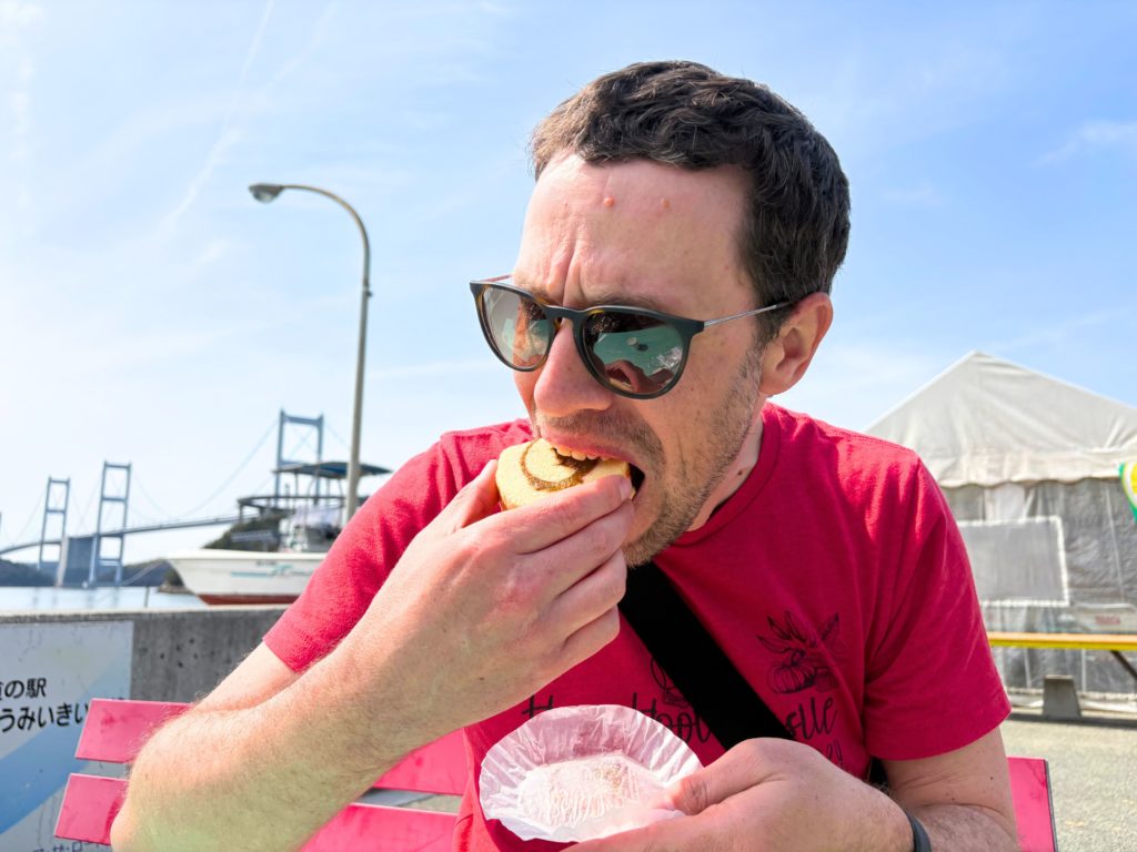 伊予柑ケーキを実食する外国人