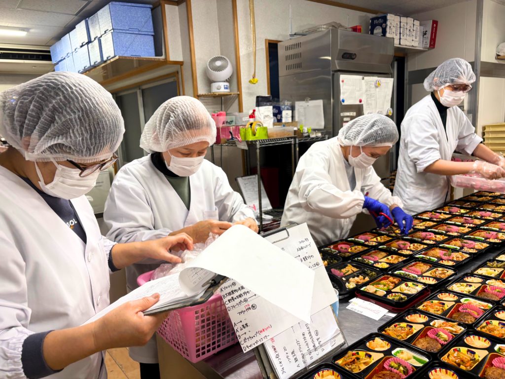 スタッフが総出でお弁当を作る様子