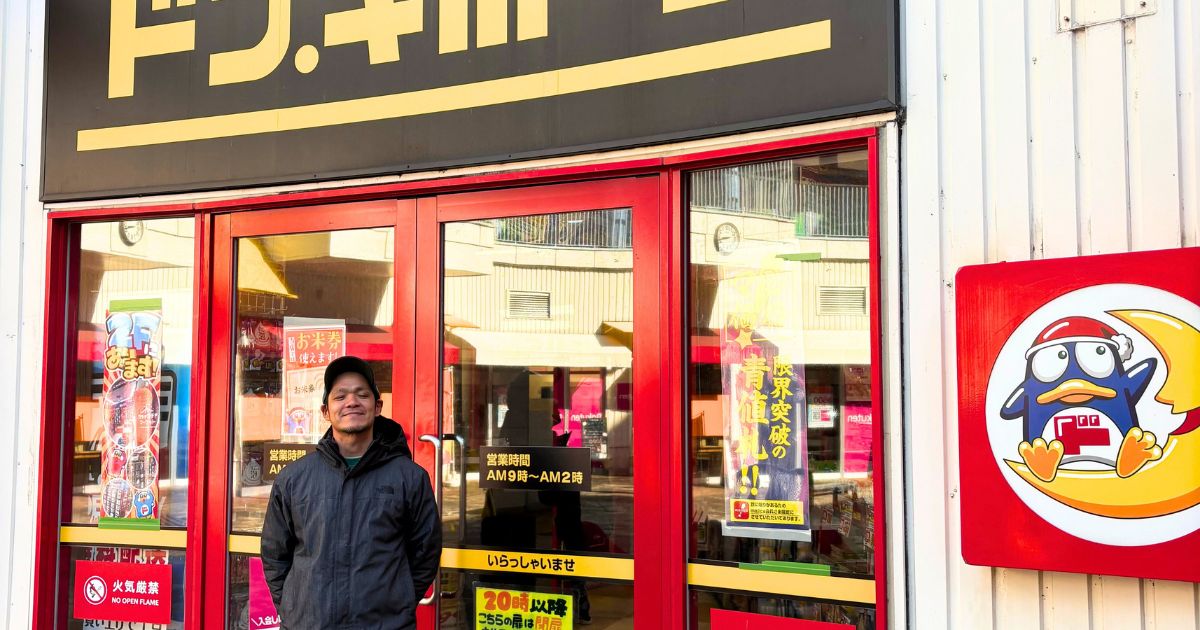 ドン・キホーテ今治店の前に立つ浦田さん　アイキャッチ画像