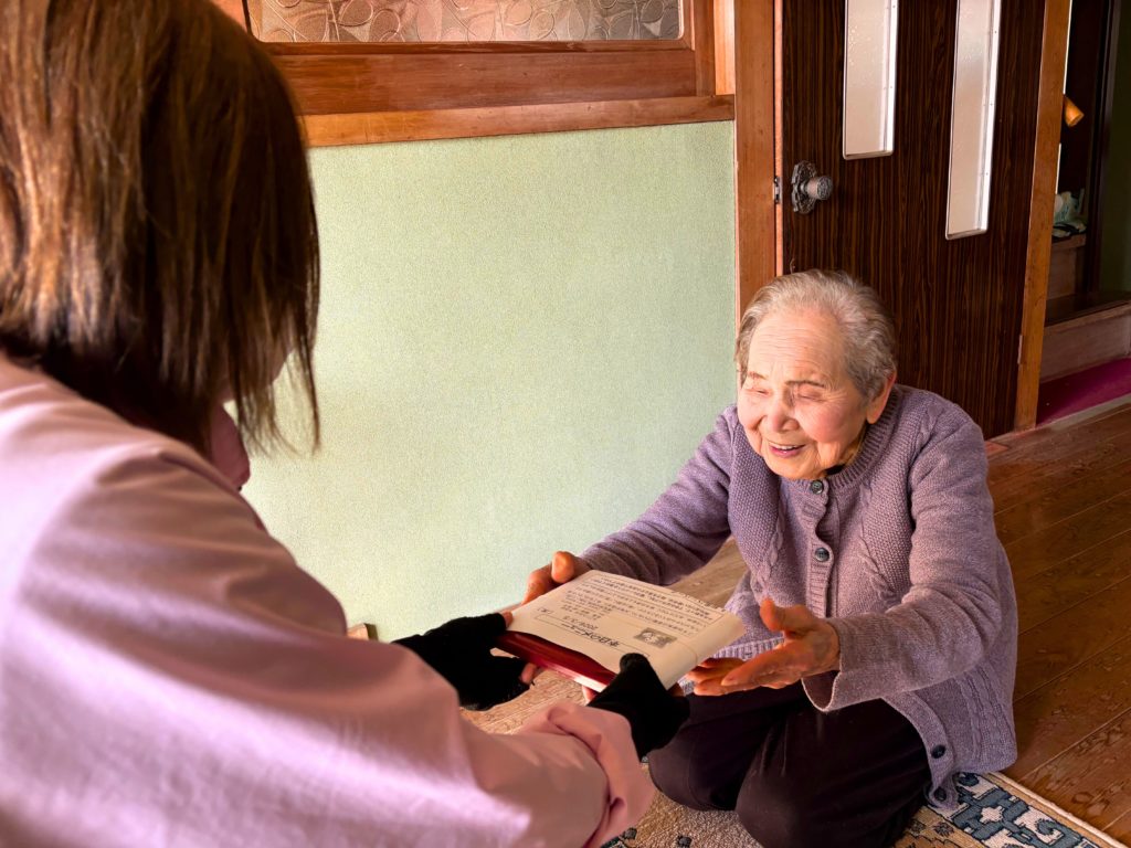 お弁当を受け取る柏原さん