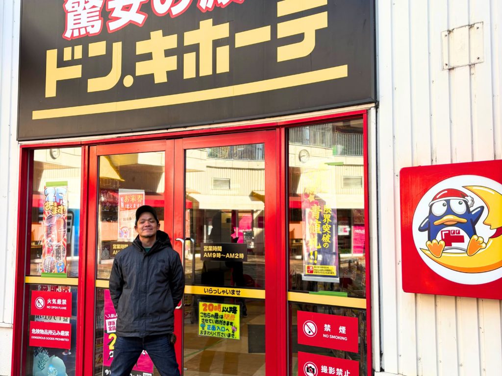 ドン・キホーテ今治店の前に立つ浦田さん