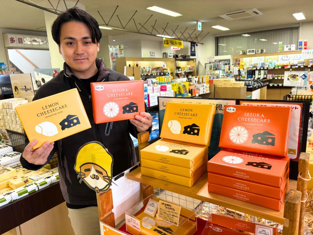 商品とともに映る村上さん