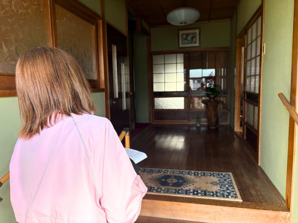 柏原さんを呼ぶ佐賀山さん