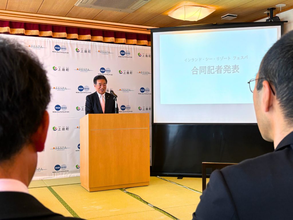 合同記者会見での町長のスピーチの様子