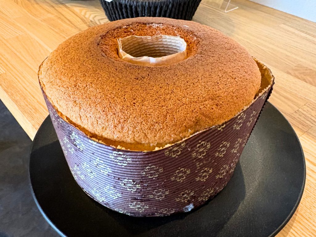 プレゼントされるホールサイズの米粉シフォンケーキ