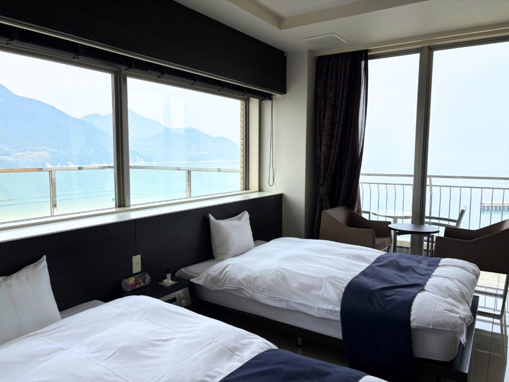 インランド・シー・リゾート・フェスタの洋室の様子と眺め