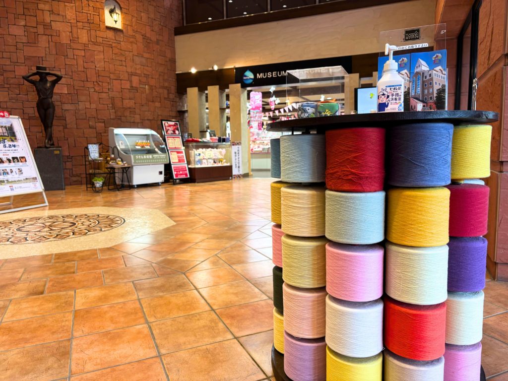 タオル美術館のロビー