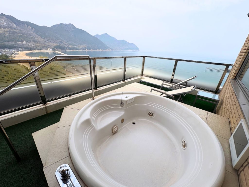 インランド・シー・リゾート・フェスタの洋室に設備された屋外ジャグジー