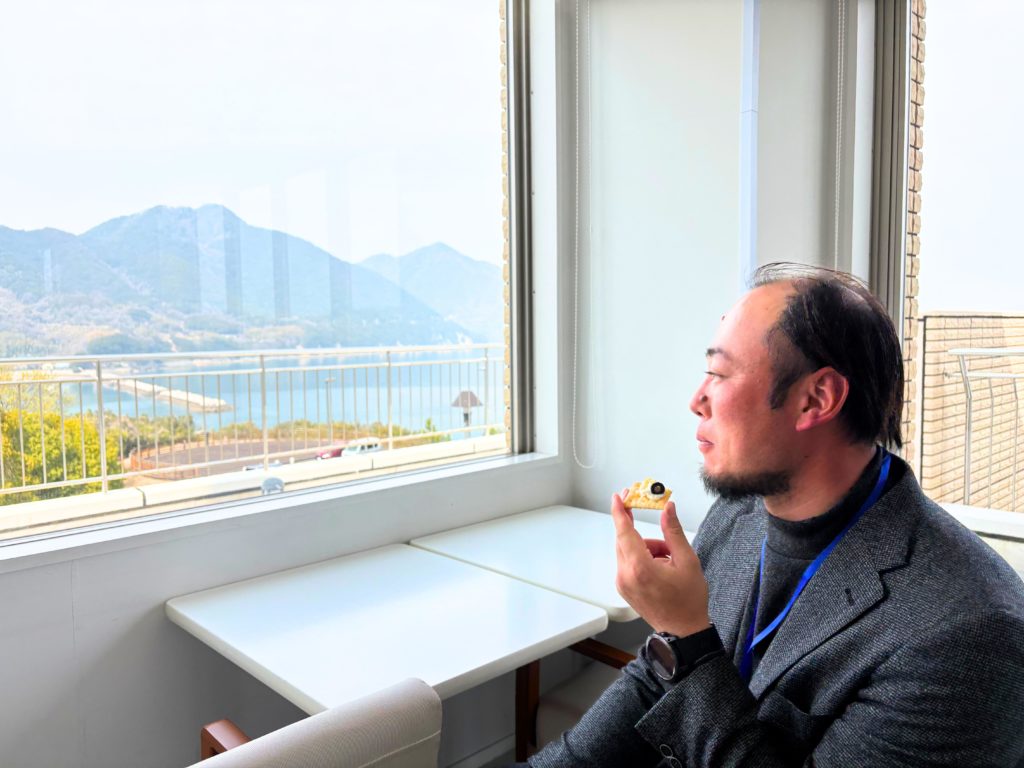 レストランで軽食を食べながらゆっくりとした時間を過ごす越智さん